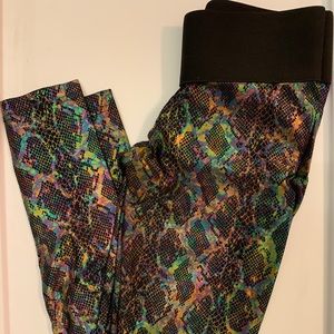 Cute Booty Lounge Small Black Snake leggings